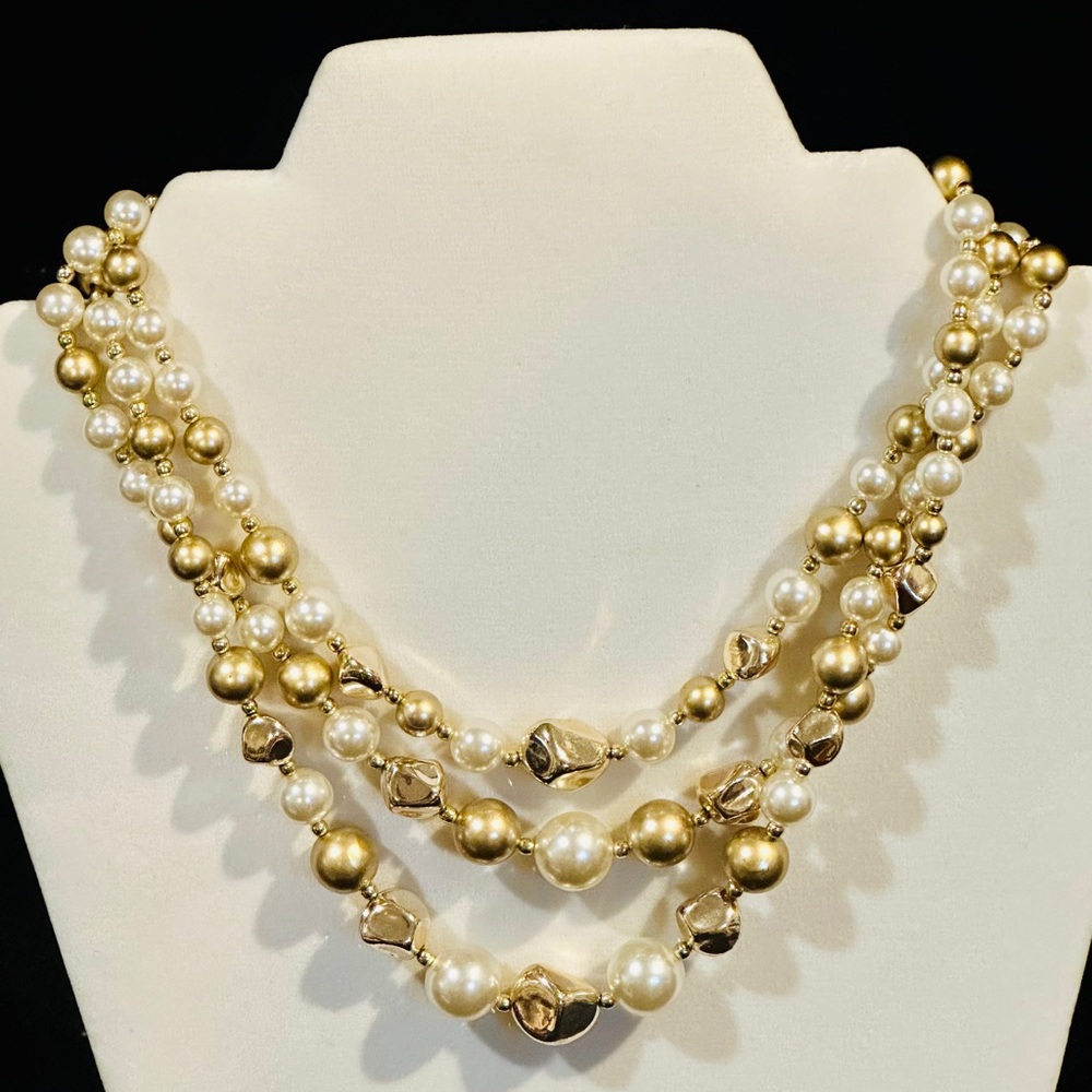 Elegant Gold and Pearl Necklace